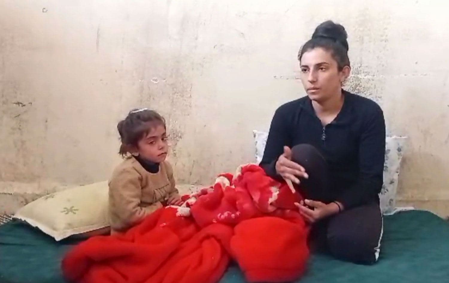 Li Kobaniyê dorpêç didome û Êvlîn li ber çavên dayîka xwe dihele