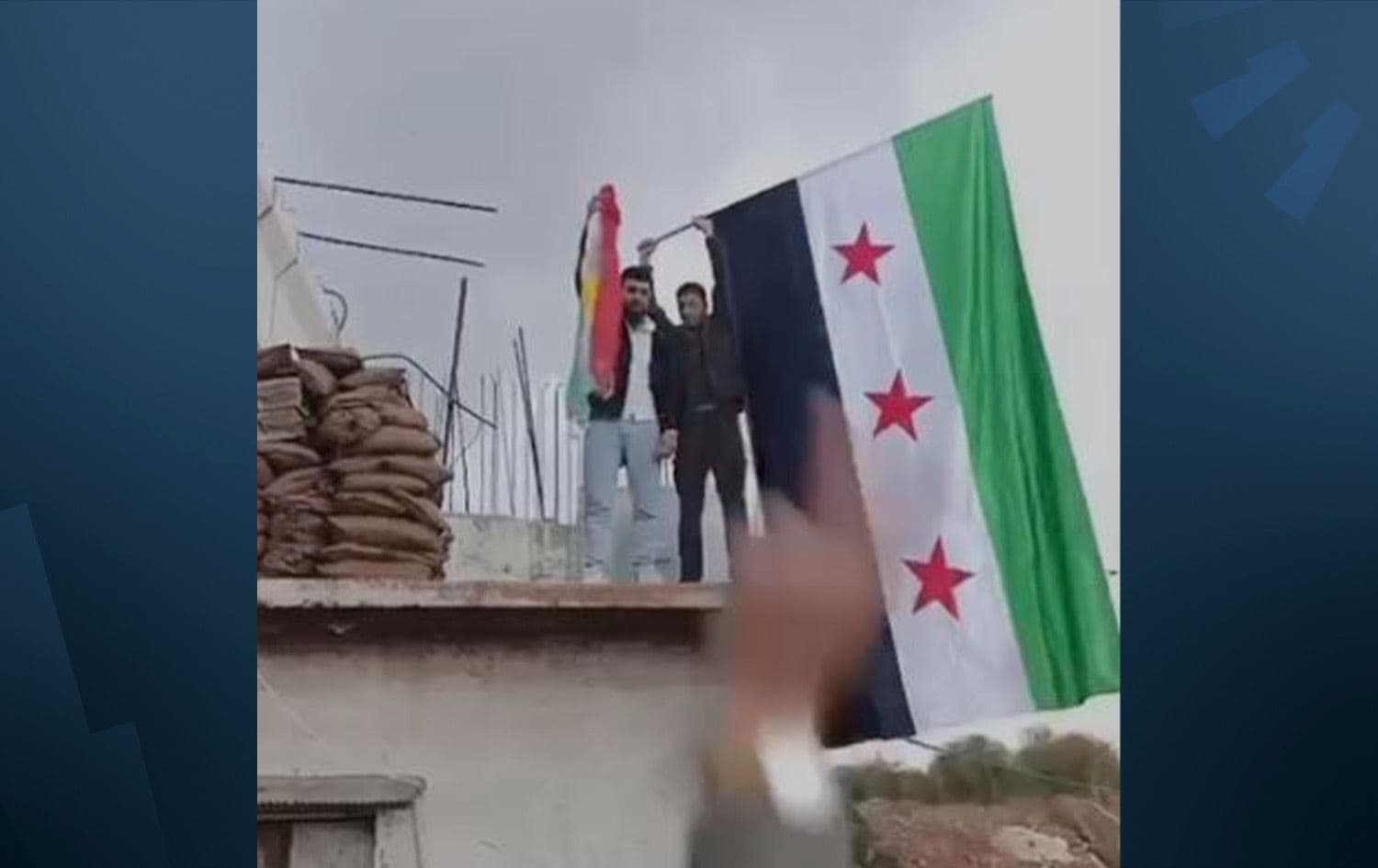 إنزال علم كوردستان على طريق عفرين حلب 