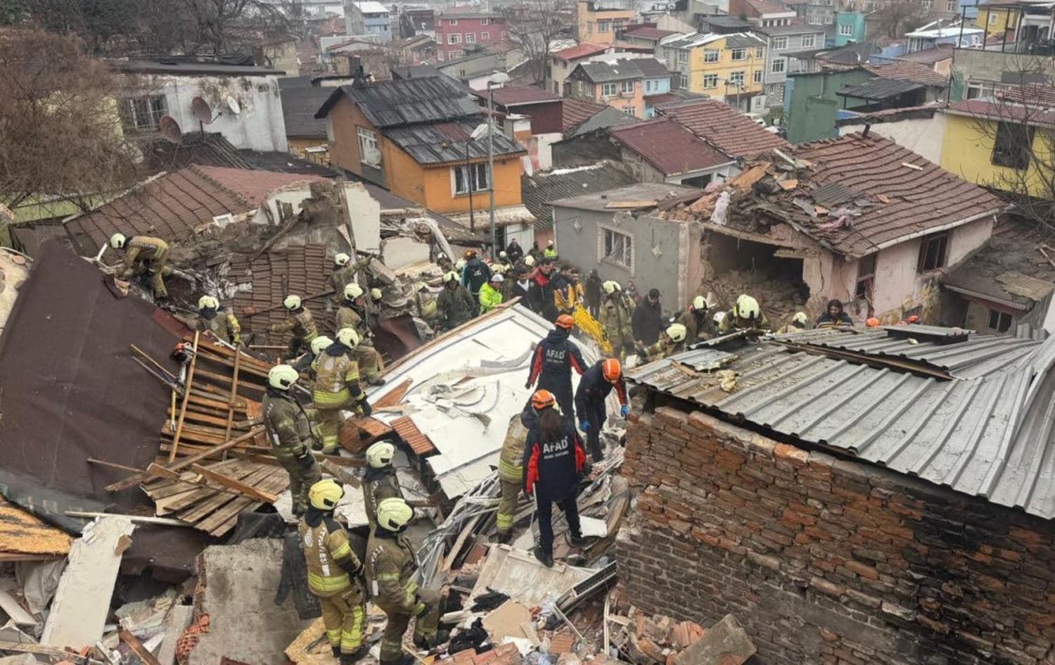 دوو باڵەخانە لە ئیستەنبووڵ رووخان