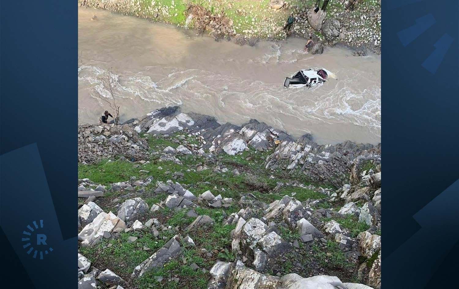 لە بناری چیای قەندیل ئۆتۆمبێلێک بە سێ سەرنشینەوە کەوتە نێو رووبار