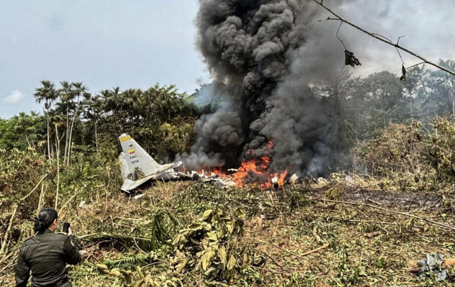فڕۆکەیەکی سەربازیی کۆڵۆمبیا کەوتە خوارەوە و نزیکەی 66 سەرباز گیانیان لەدەستدا 