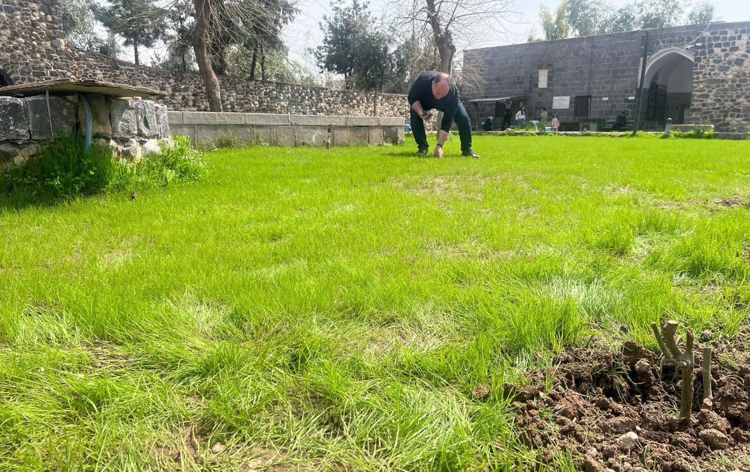 Cizre’de mahalle muhtarı Ebret, maaşını Mem Ü Zîn’e adadı
