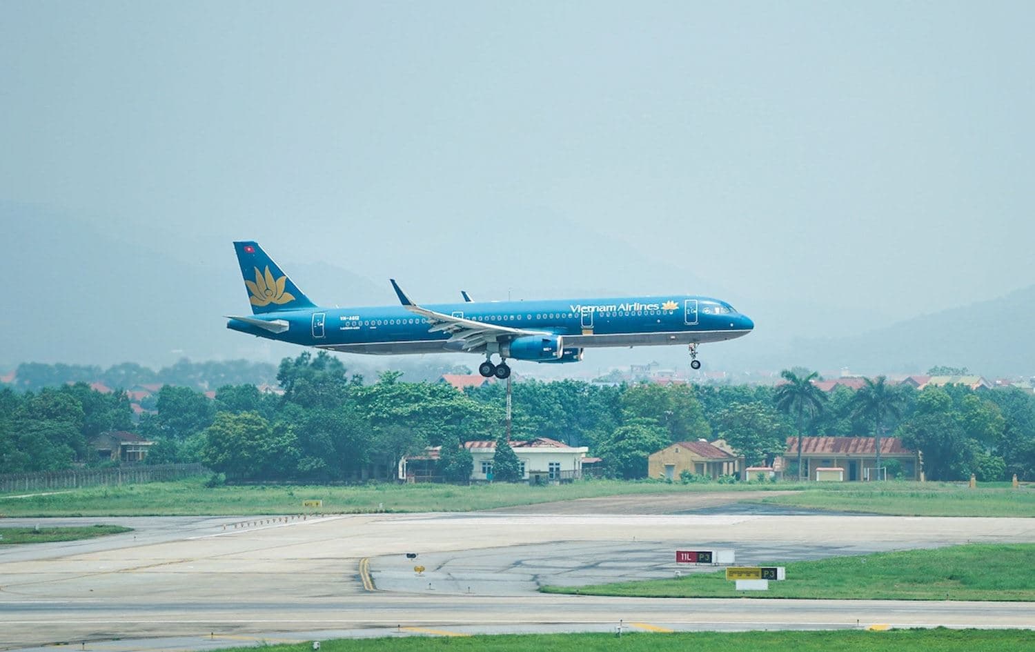 تۆزی جەنگ گەیشتە بەر دەرگای ڤیێتنام؛ گەشتی ئاسمانی کەم دەکرێتەوە و نرخی سووتەمەنی 70% بەرزبووەوە