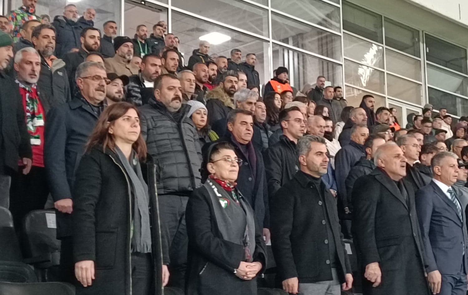 Alîgiran bi dirûşma ‘Leyla Zana rûmeta me ye’ stadyum hejand