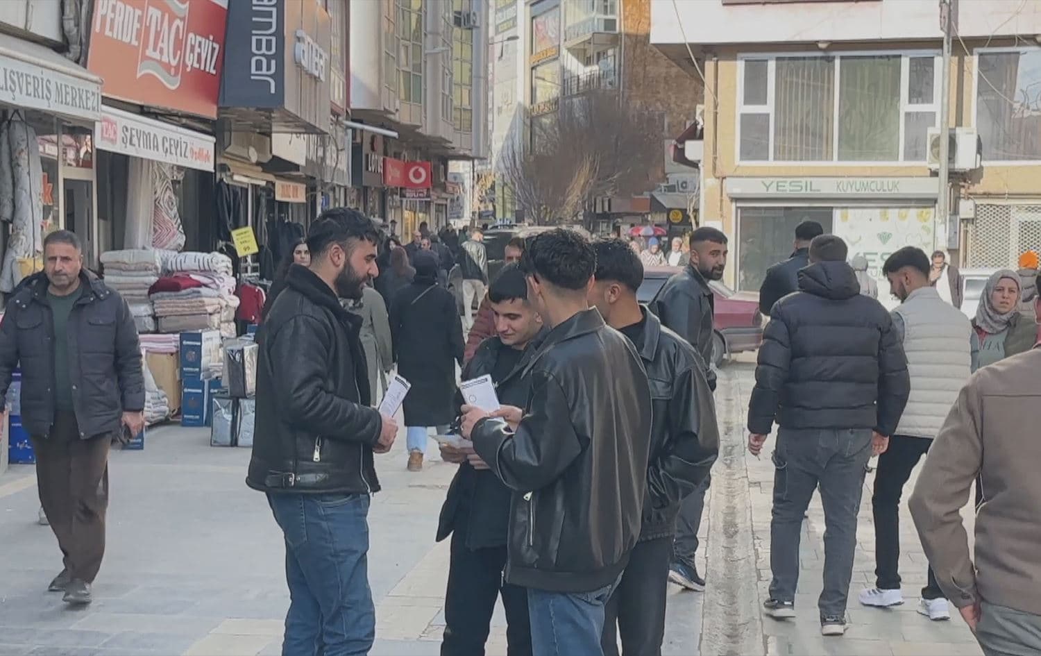 Li Îdirê ji bo Kurdî seferberî: 'Zimanê me dayîka me ye'