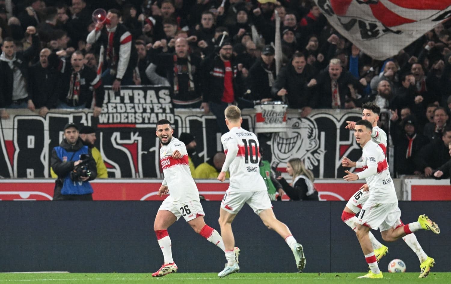 Denîzo îsal bûye agirê sor û dilê wî bi kesî naşewite