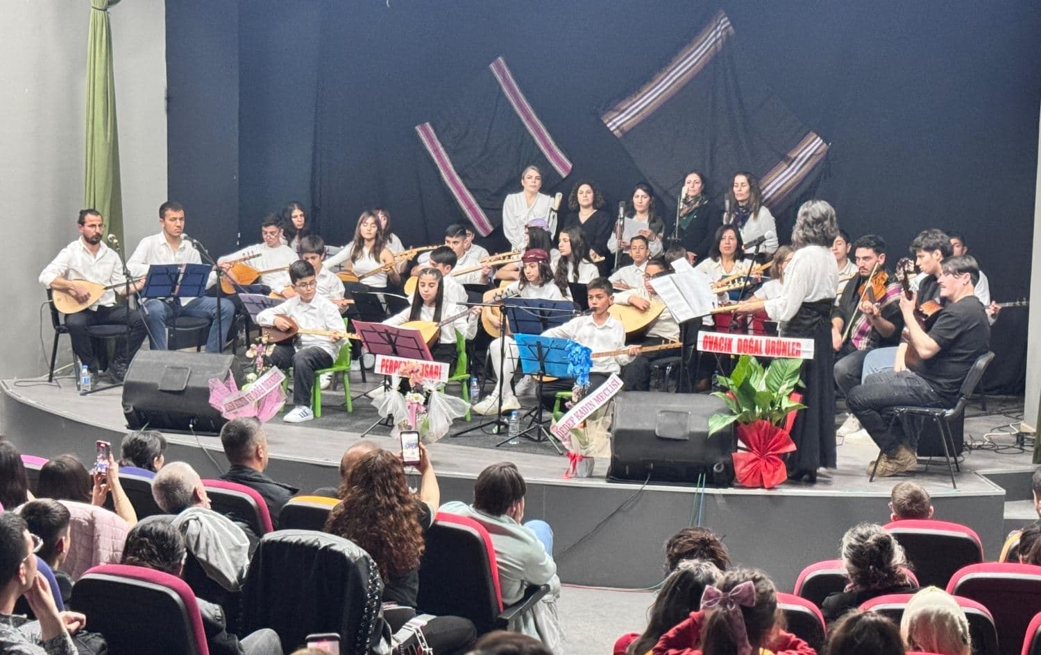 DÊRSIM - 'Perperikên Usarî' bi stranên Kurdî dilê guhdaran germ kir