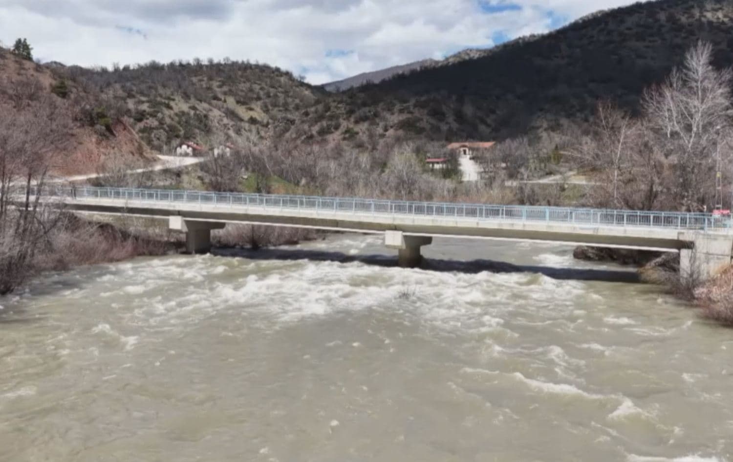 Li Dêrsimê asta ava çeman bilind bû: Gelek seyrangeh di bin avê de man
