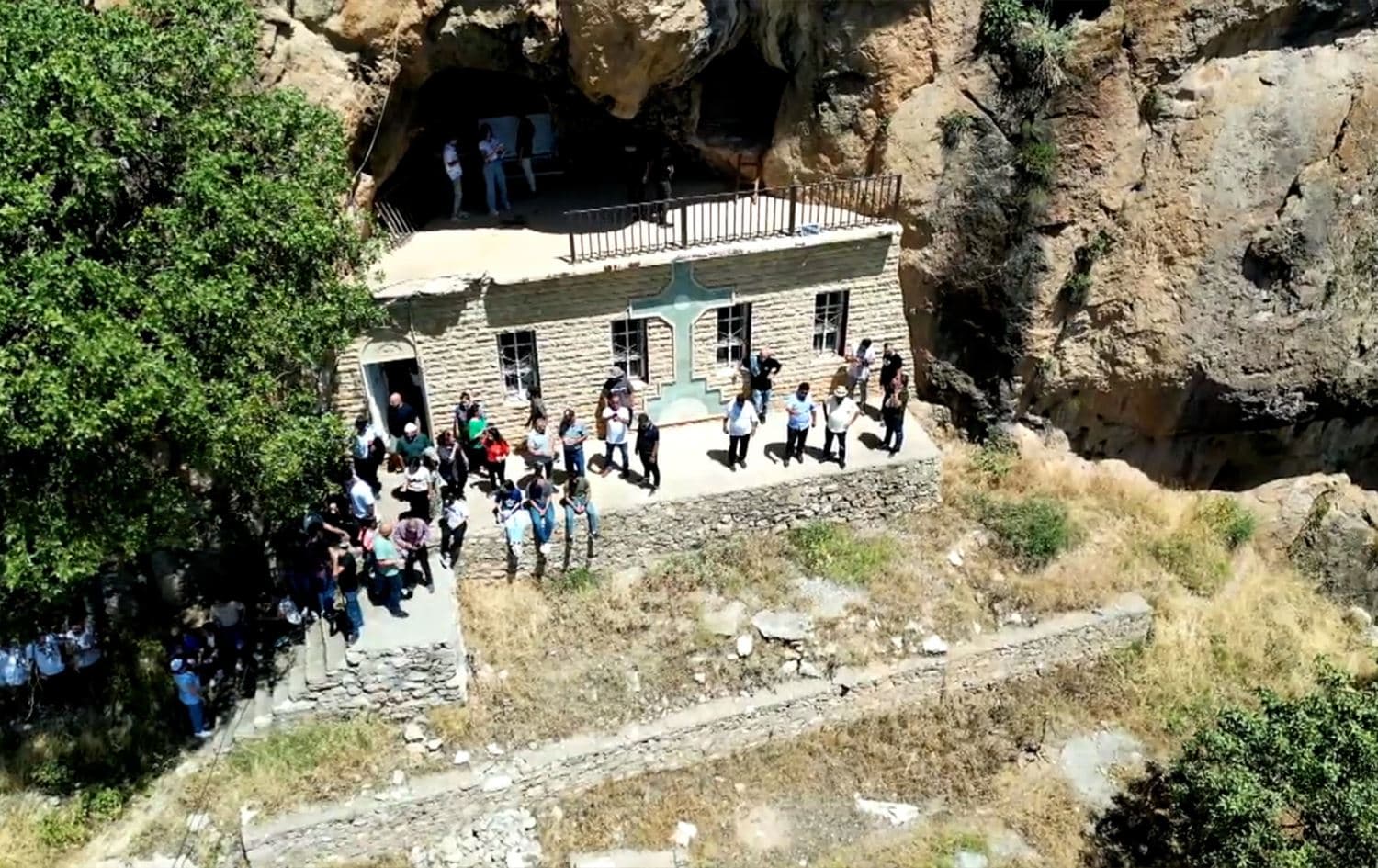 Assyrian Christians trek to ancient church in Duhok