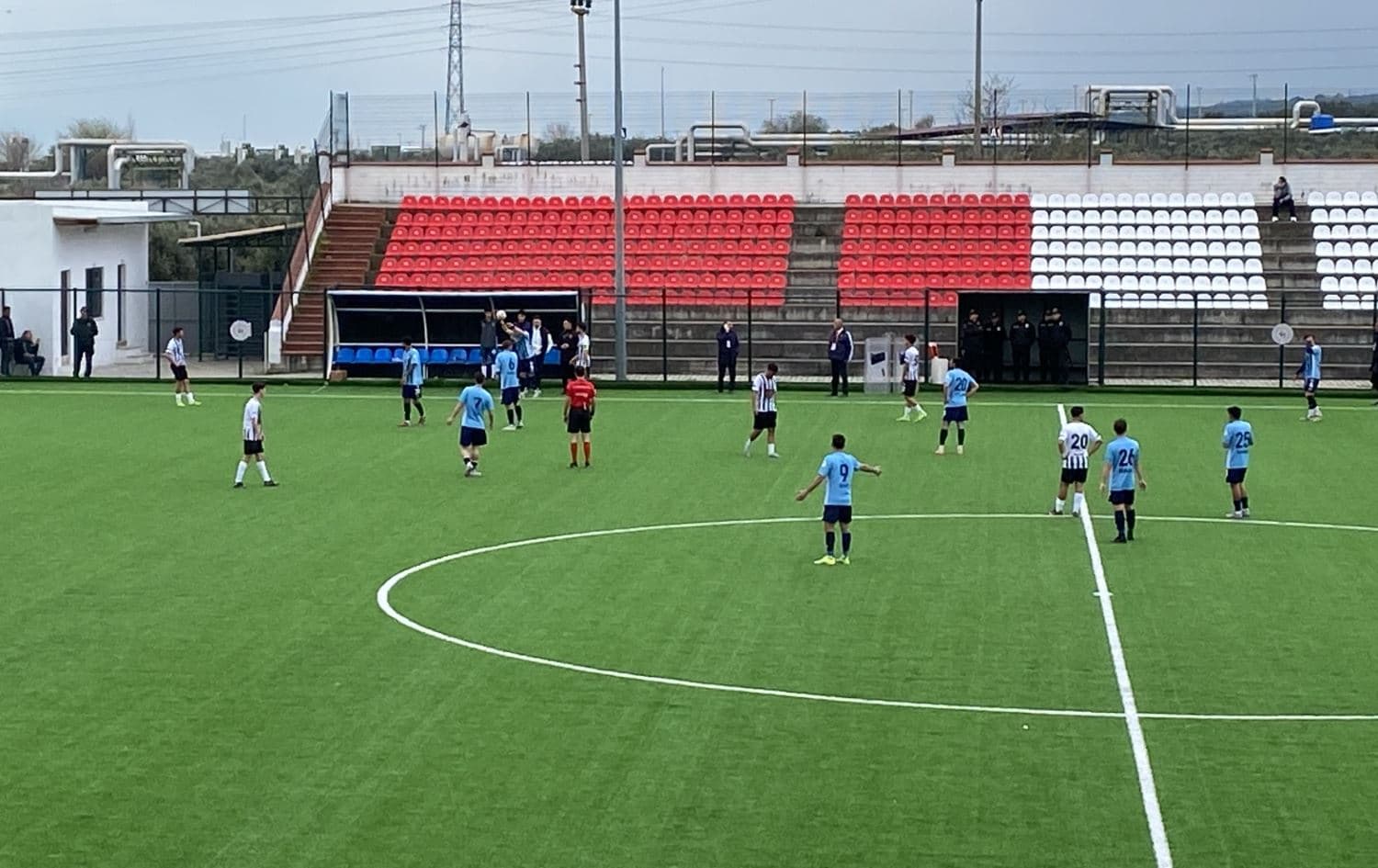 47 dakikada 12 gol yedi: Teknik direktör, takımı sahadan çekti!