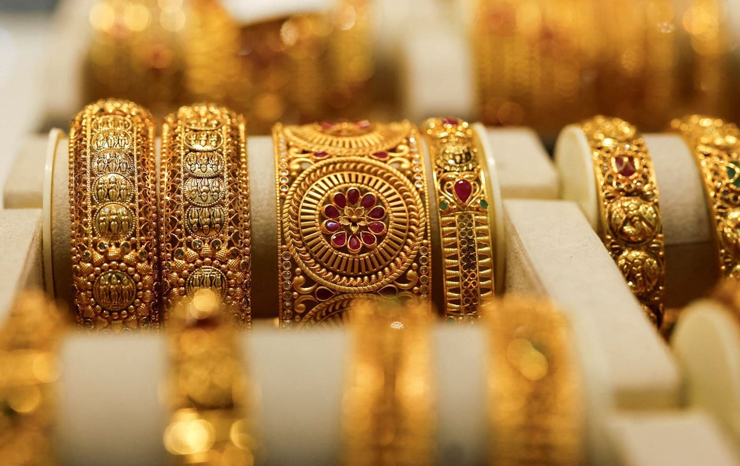 سعر أونصة الذهب يرتفع إلى نحو 4590 دولاراً