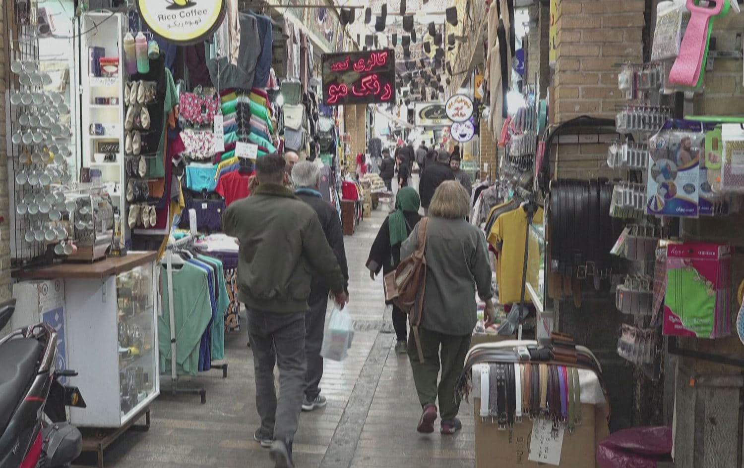 Êriş û bombebaran hene lê li Tehranê jiyan berdewam dike