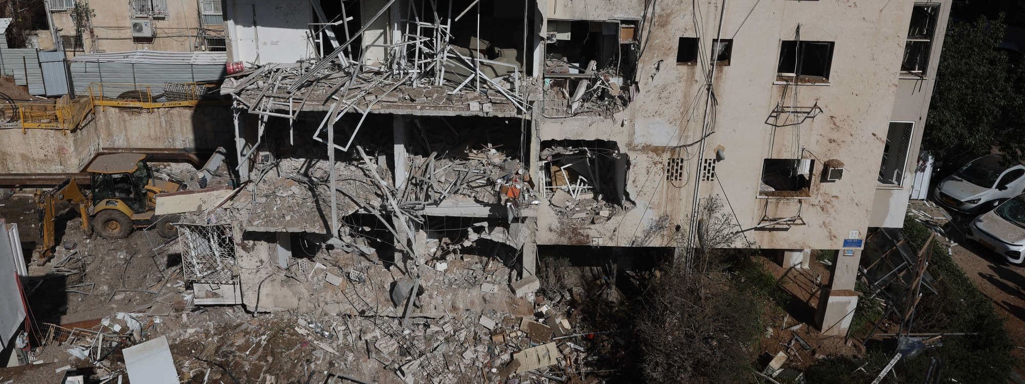 وێنە.. پاشماوەی بۆردوومانی ئێران لە تەلئەڤیڤ