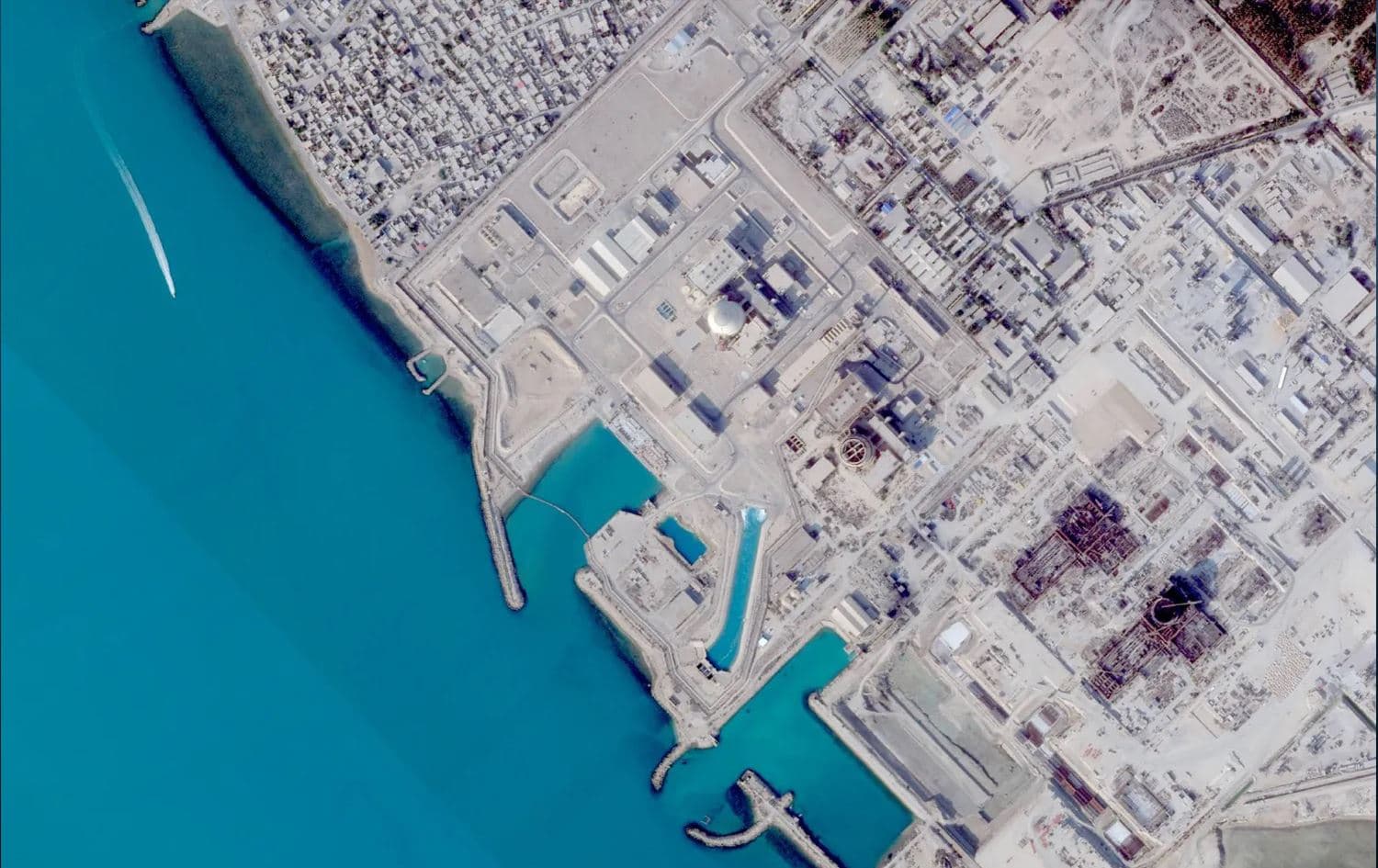 روسيا تُجلي  163 عاملاً من محطة بوشهر النووية الإيرانية 