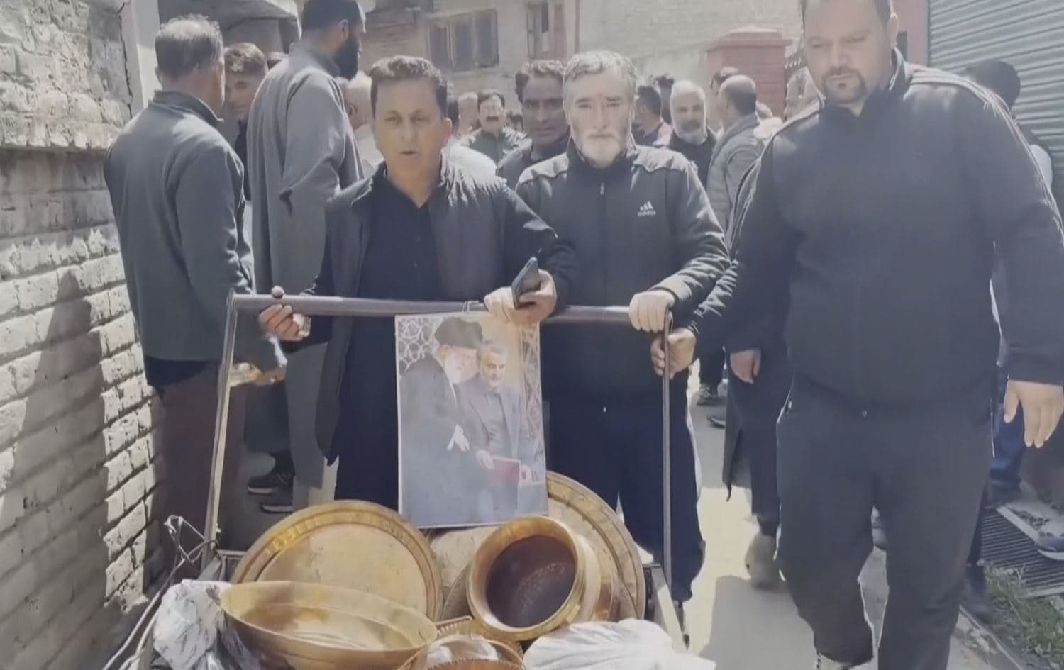 لە کشمیرەوە بۆ ئێران؛ خەڵک زێڕ و مەڕ و ماڵات دەبەخشن