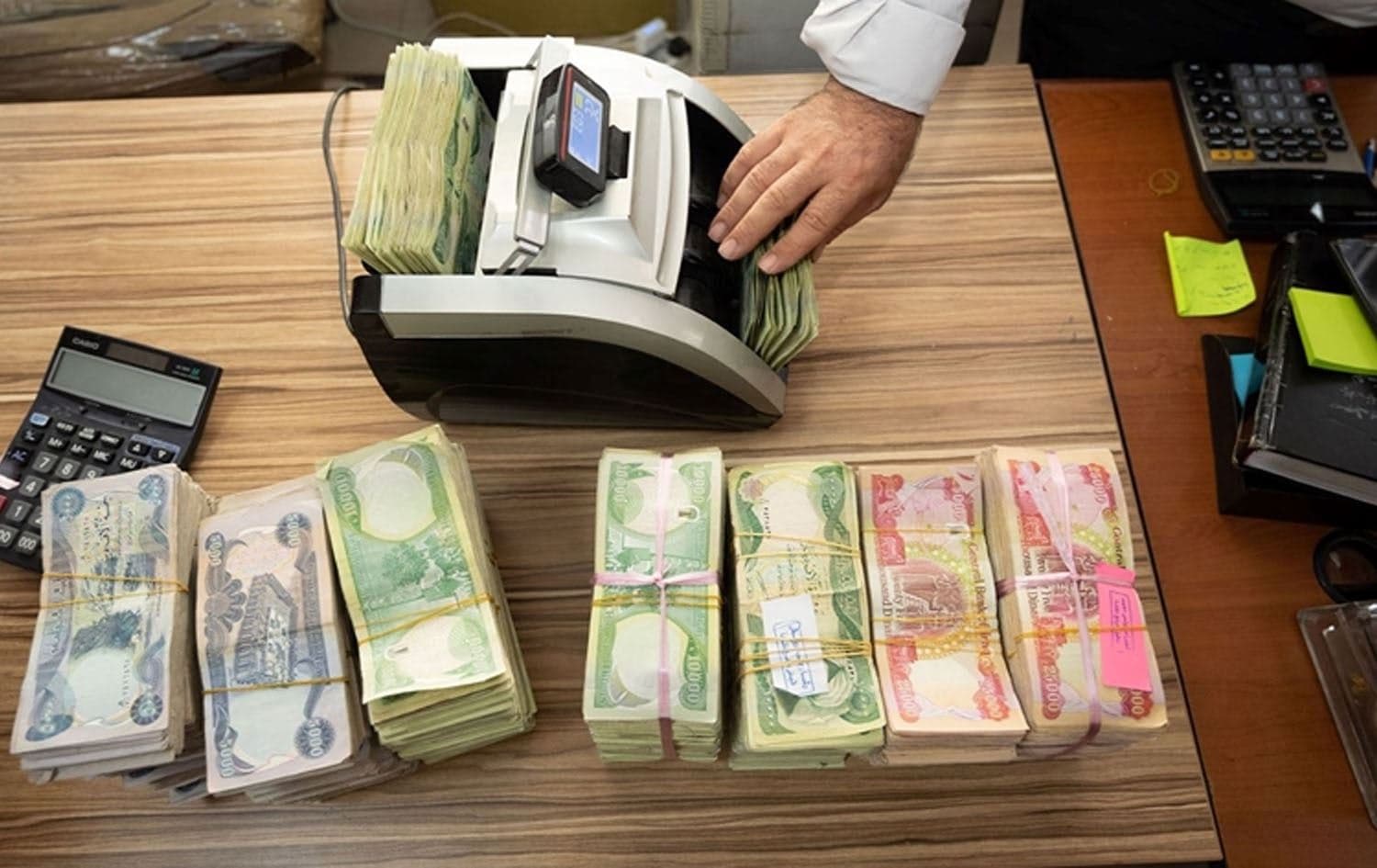 Iraqi dinar nears official rate as market stabilizes